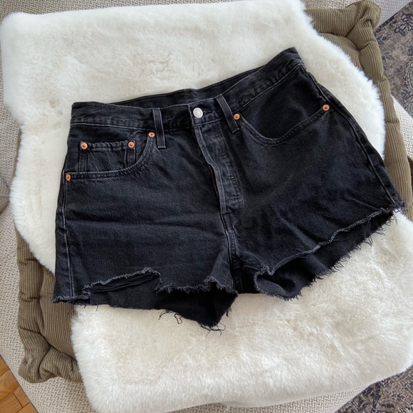 Levi’s 501 Black Denim Cut Off Short Shorts Raw Hem Size 29 Summer Jean Shorts - Picture 3 of 12